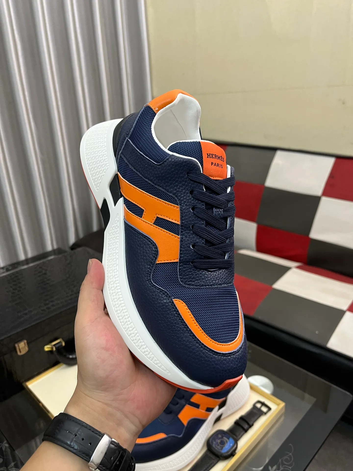 Men's shoes 💰540⌚️⌚️HERMES/Hermès Hugo thick-soled sneakers, casual men's shoes, these sneakers are made of imported first-layer cowhide leather and breathable mesh design. The contrasting color design creates a dynamic and modern shape. The front end of the toe is decorated with natural-color rubber inlays, which is novel and fashionable. The texture is incomparable, with cowhide lining and cowhide foot pads, the upper foot is comfortable and breathable, and the rubber sole is decorated with geometric patterns and iconic "H" details. A very personal one! Size: 38-44